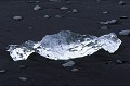 Morceau d'iceberg échoué sur la plage aux environs de Jökulsarlon (Islande du Sud) Iceberg ; plage ; fonte ; réchauffement ; Islande ; Europe ; glace ; 
