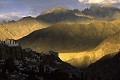 Coucher de soleil sur le village de Lamayuru au Ladakh (Himalaya indien) Coucher de soleil ; géologie ; minéral ; ladakh ; himalaya ; Inde 
