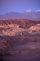 Vallée de la Luna après le coucher du soleil dans le désert d'Atacama au Chili Désert de pierres ; lumière ; crépuscule ; Atacama ; Chili ; Amérique du Sud 
